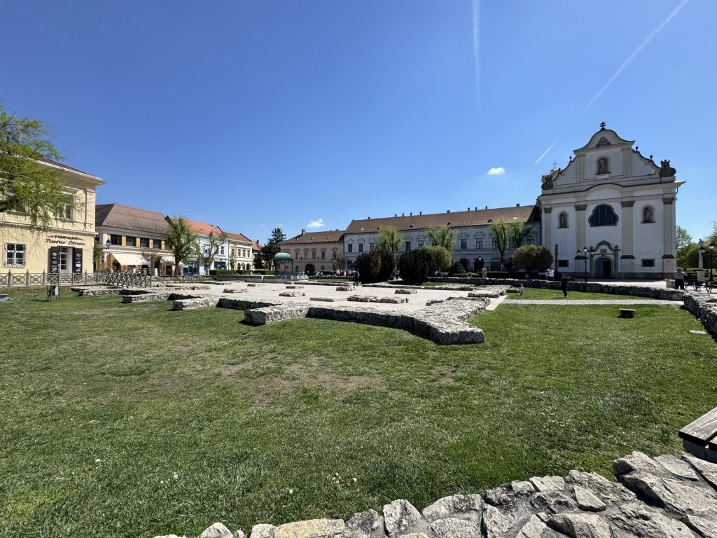 Vác főtere templomrom – Ilyen volt a Dunanyar kétkeréken eseményünk