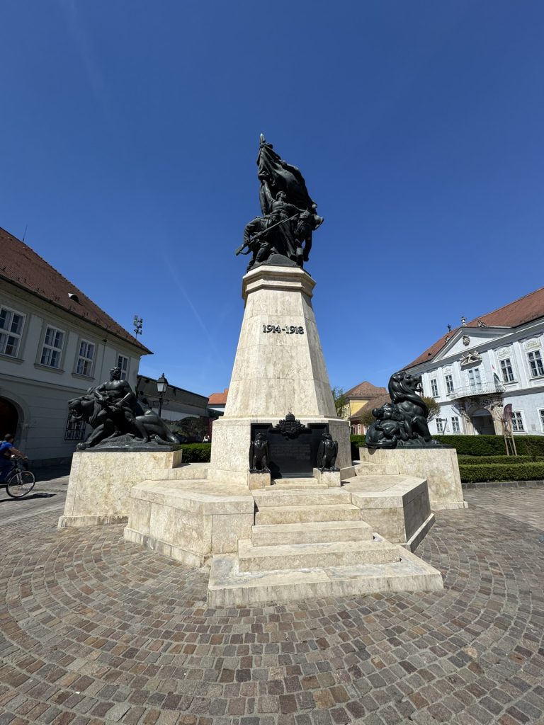 Vác I. világháborús emlékmű – Ilyen volt a Dunanyar kétkeréken eseményünk